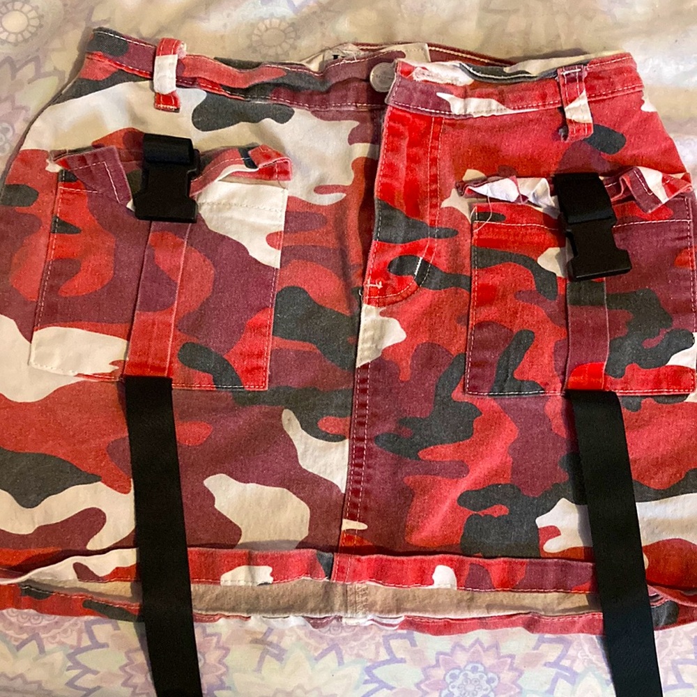 Army fatigue skirt red black, and white size is a medium for kids brand kréamy